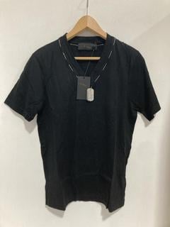 Lot 826  
            Chesterfield SR47 - Parcel Delivery Only 

                
LINDER BLACK DARBY SS VNECK DOG TAG TSHIRT IN BLACK SIZE M ORIGINAL RRP £395 (LOC...