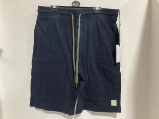Lot 837  
            Chesterfield SR47 - Parcel Delivery Only 

                
PAUL SMITH JERSEY SHORTS IN NAVY SIZE L (LOCATION: H3)
