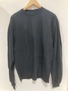 Lot 855  
            Chesterfield SR47 - Parcel Delivery Only 

                
RANDOM INDENTITIES LONG SLEEVE T SHIRT IN BLACK SIZE M ORIGINAL RRP (LOCATION: H4)