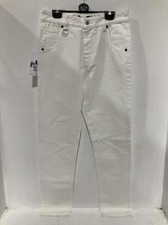 Lot 861  
            Chesterfield SR47 - Parcel Delivery Only 

                
RANDOM IDENTITIES JEANS IN WHITE SIZE 34 (LOCATION: H4)