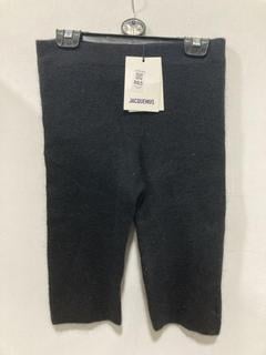 Lot 865  
            Chesterfield SR47 - Parcel Delivery Only 

                
JACQUEMUS ARANICA SHORTS IN BLACK SIZE 36 (LOCATION: H4)