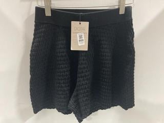 Lot 900  
            Chesterfield SR47 - Parcel Delivery Only 

                
DAGMAR SHORTS IN BLACK SIZE XS. (LOCATION: H5)