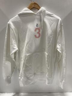 Lot 902  
            Chesterfield SR47 - Parcel Delivery Only 

                
THEDSA HOODIE IN WHITE SIZE XS. (LOCATION: H5)