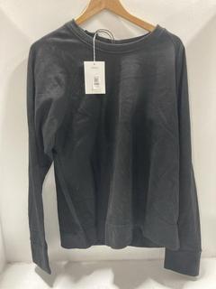 Lot 906  
            Chesterfield SR47 - Parcel Delivery Only 

                
TRUE TRIBE SWEATER IN BLACK SIZE 1. (LOCATION: H5)