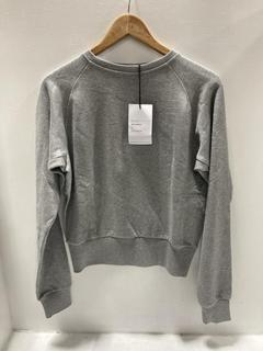 Lot 908  
            Chesterfield SR47 - Parcel Delivery Only 

                
RANDOM IDENTITIES SWEATER IN GREY SIZE S. (LOCATION: H5)