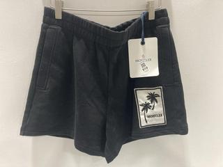 Lot 910  
            Chesterfield SR47 - Parcel Delivery Only 

                
MONCLER PANTALONE SHORTS IN BLACK SIZE S. (LOCATION: H5)