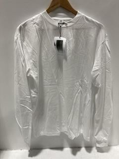 Lot 911  
            Chesterfield SR47 - Parcel Delivery Only 

                
RANDOM IDENTITIES LONG SLEEVE T-SHIRT IN WHITE SIZE M ORIGINAL RRP £215. (LOCATIO...