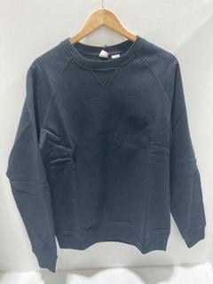Lot 913  
            Chesterfield SR47 - Parcel Delivery Only 

                
RANDOM IDENTITIES FLEECE SWEATSHIRT IN BLACK SIZE M ORIGINAL RRP £270. (LOCATION:...