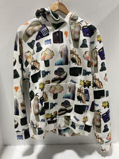 Lot 918  
            Chesterfield SR47 - Parcel Delivery Only 

                
ESTUDES X MARTINE SYMS HOODIE IN WHITE SIZE XS. (LOCATION: H5)