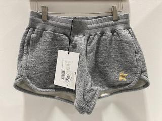 Lot 920  
            Chesterfield SR47 - Parcel Delivery Only 

                
STAR GOLDEN GOOSE DIANA SHORTS IN GREY SIE M. (LOCATION: H5)