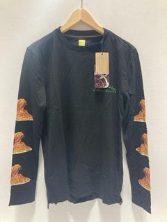 Lot 925  
            Chesterfield SR47 - Parcel Delivery Only 

                
PAUL SMITH 50TH ANNIVERSARY BLACK LONG SLEEVE T-SHIRT SIZE XS ORIGINAL RRP £250. ...