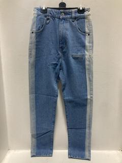 Lot 927  
            Chesterfield SR47 - Parcel Delivery Only 

                
RANDOM IDENTITIES HIGH WAISTED 90'S DENIM JEANS SIZE 26 ORIGINAL RRP £310. (LOCAT...