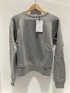 Lot 931  
            Chesterfield SR47 - Parcel Delivery Only 

                
RANDOM IDENTITIES CROPPED SWEATSHIRT IN GREY SIZE S ORIGINAL RRP £270. (LOCATION:...