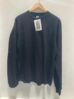 Lot 937  
            Chesterfield SR47 - Parcel Delivery Only 

                
RANDOM IDENTITIES LONG SLEEVE T-SHIRT IN BLACK SIZE M ORIGINAL RRP £215. (LOCATIO...