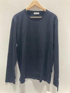 Lot 938  
            Chesterfield SR47 - Parcel Delivery Only 

                
JILL SANDER LONG SLEEVE T-SHIRT IN NAVY SIZE XXL ORIGINAL RRP £200. (LOCATION: H5)