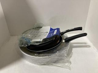 Lot 962  
            Chesterfield SR47 - Parcel Delivery Only 

                
3 X ASSORTED COOKWARE ITEMS TO INCLUDE TRAMONTINA 28CM WOK (LOCATION: H6)