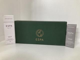 Lot 579  
            Chesterfield SR46 - Parcel Delivery Only 
                
3 X ASSORTED ESPA BEAUTY PRODUCTS TO INCLUDE ESPA OIL GIFT SET - SOOTHING BATH & ...