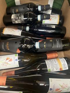 Lot 143  
            Chesterfield SR40 - Collection or Optional Delivery Available 

                
12 X ASSORTED BOTTLES OF WINE TO INCLUDE CALDORA AND DEIDESHEIMER WEINMANUFAKTUR ...