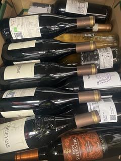 Lot 159  
            Chesterfield SR40 - Collection or Optional Delivery Available 

                
12 X ASSORTED BOTTLES OF WINE TO INCLUDE DELUXE, VACQUEYRAS AND SCHIEBER (LOCATIO...