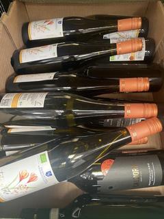 Lot 51  
            Chesterfield SR40 - Collection or Optional Delivery Available 

                
12 X ASSORTED BOTTLES OF WINE TO INCLUDE BONOT PERE & FILS AND CALDORA (LOCATION:...
