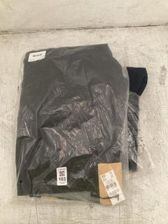 Lot 103  
            Chesterfield SR40 - Parcel Delivery Only 

                
QUICKSILVER CRUCIAL BATTLE CARGO IN BLACK SIZE 21" TO INCLUDE QUICKSILVER CRUCIAL...