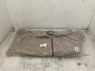 Lot 104  
            Chesterfield SR40 - Parcel Delivery Only 

                
THE NORTH FACE WOMENS WATERPROOF JACKET IN BEIGE SIZE M (LOCATION: B RACKING )