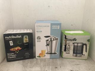 Lot 105  
            Chesterfield SR40 - Parcel Delivery Only 

                
3 X ASSORTED ITEMS TO INCLUDE SCOVILLE 1.7L FAST BOIL KETTLE (LOCATION: B RACKING )