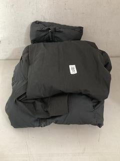 Lot 10  
            Chesterfield SR40 - Parcel Delivery Only 

                
RALPH LAUREN LONG SLEEVED SHIRT IN BLACK SIZE XXL TO INCLUDE COLUMBIA PADDED COAT...