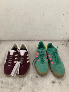 Lot 111  
            Chesterfield SR40 - Parcel Delivery Only 

                
ADIDAS HANDBALL SPEZIAL W TRAINERS IN BURGUNDY/WHITE SIZE UK 6 TO INCLUDE ADIDAS ...