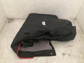 Lot 115  
            Chesterfield SR40 - Parcel Delivery Only 

                
ZONE 3 WATERPROOF JACKET IN BLACK SIZE L (LOCATION: B RACKING )