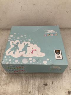 Lot 122  
            Chesterfield SR40 - Parcel Delivery Only 

                
TRESSPASS KIDS B STRACHAN II SNOW BOOTS IN BLACK SIZE 34 (LOCATION: B RACKING )