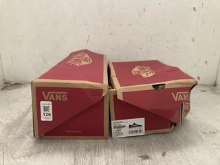 Lot 126  
            Chesterfield SR40 - Parcel Delivery Only 

                
VANS WARD SHOES IN BLACK/WHITE SIZE UK 4 TO INCLUDE VANS OLD SKOOL PLAT IN BLACK/...