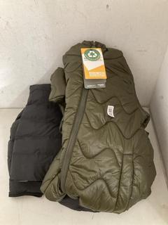 Lot 12  
            Chesterfield SR40 - Parcel Delivery Only 

                
REGATTA OUTDOOR PADDED COAT IN GREEN SIZE 14 YRS TO INCLUDE THE NORTH FACE PADDED...
