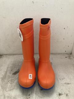 Lot 133  
            Chesterfield SR40 - Parcel Delivery Only 

                
DUNLOP THERMO+ WELLIES IN ORANGE/BLUE SIZE UK 8 ORIGINAL RRP- £120 (LOCATION: B R...