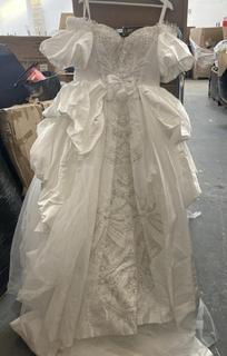 Lot 136  
            Chesterfield SR40 - Parcel Delivery Only 

                
BRIDES MARRIAGE HUAJIAMANSHA BRIDE DRESS IN WHITE (LOCATION: B RACKING )