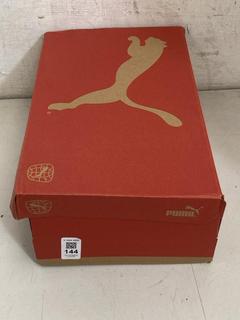 Lot 144  
            Chesterfield SR40 - Parcel Delivery Only 

                
PUMA ULTRA 5 PLAY TT TRAINERS IN SILVER/YELLOW SIZE UK 8.5 (LOCATION: B RACKING )