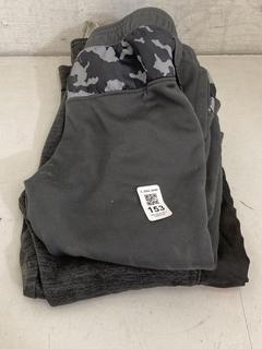 Lot 153  
            Chesterfield SR40 - Parcel Delivery Only 

                
KIDS UNDER ARMOUR TRACKSUIT BOTTOMS IN LIGHT GREY SIZE 12-18 MONTHS TO INCLUDE KI...