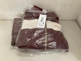 Lot 157  
            Chesterfield SR40 - Parcel Delivery Only 

                
PUMA T7 RELAXED TRACK JACKET IN RUBY SHIMMER SIZE S TO INCLUDE PUMA T7 WOMENS CON...