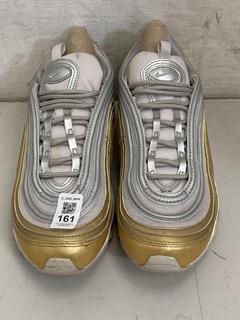 Lot 161  
            Chesterfield SR40 - Parcel Delivery Only 

                
NIKE AIR MAX TRAINERS IN GOLD/GRAY SIZE UK 6 (LOCATION: B RACKING)
