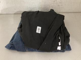 Lot 16  
            Chesterfield SR40 - Parcel Delivery Only 

                
ADIDAS JOGGERS IN BLACK SIZE XL TO INCLUDE PAUL SMITH JEANS IN BLUE SIZE 34 (LOCA...