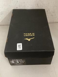 Lot 18  
            Chesterfield SR40 - Parcel Delivery Only 

                
MADE IN JAPAN MORELIA NEO IV JAPAN FOOTBALL BOOTS IN RED/WHITE SIZE UK 10 ORIGINA...