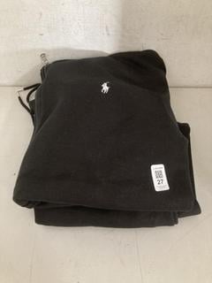 Lot 27  
            Chesterfield SR40 - Parcel Delivery Only 

                
POLO RALPH LAUREN ZIP UP HOODIE IN BLACK SIZE L TO INCLUDE POLO RALPH LAUREN JOGG...