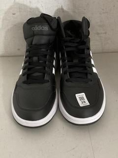Lot 28  
            Chesterfield SR40 - Parcel Delivery Only 

                
ADIDAS TRAINERS IN BLACK/WHITE SIZE UK 10 (LOCATION: B RACKING )