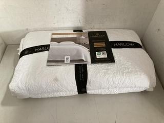Lot 33  
            Chesterfield SR40 - Parcel Delivery Only 

                
HARLOWE BEDSPREAD IN WHITE SIZE 220 X 240CM (LOCATION: B RACKING )