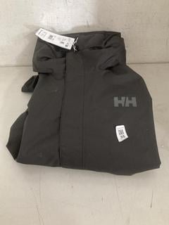Lot 35  
            Chesterfield SR40 - Parcel Delivery Only 

                
HELLY HANSEN WATERPROOF JACKET IN BLACK SIZE 2XL (LOCATION: B RACKING )