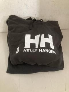 Lot 37  
            Chesterfield SR40 - Parcel Delivery Only 

                
HELLY HANSEN HOODIE IN BLACK SIZE 3XL TO INCLUDE UNDER ARMOUR SWEATSHIRT IN BLACK...