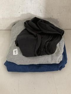 Lot 38  
            Chesterfield SR40 - Parcel Delivery Only 

                
3 X ASSORTED CLOTHING TO INCLUDE VANS HOODIE IN GREY SIZE S (LOCATION: B RACKING )