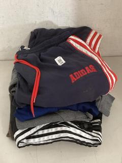 Lot 39  
            Chesterfield SR40 - Parcel Delivery Only 

                
5 X ASSORTED CLOTHING TO INCLUDE ADIDAS JOGGERS IN NAVY/RED/WHITE SIZE L (LOCATIO...