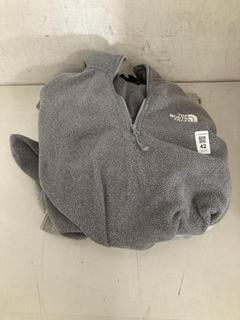 Lot 42  
            Chesterfield SR40 - Parcel Delivery Only 

                
NORTH FACE QUARTER ZIP IN GREY SIZE S TO INCLUDE NIKE JOGGERS IN GREY SIZE XL (LO...