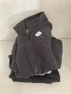 Lot 43  
            Chesterfield SR40 - Parcel Delivery Only 

                
4 X ASSORTED CLOTHING TO INCLUDE THE NORTH FACE ZIP UP FLEECE IN GREY SIZE 2XL (L...